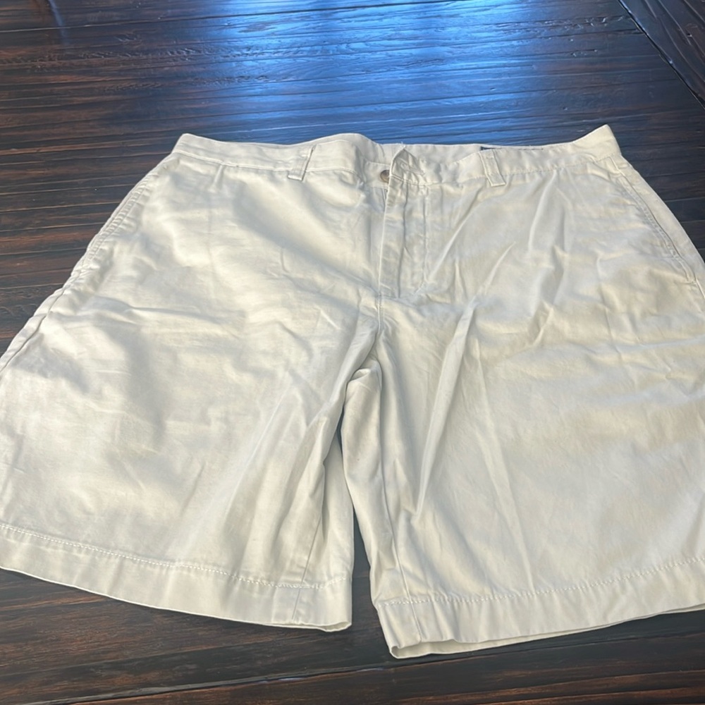 Vineyard vines mens size 33 club shorts approx  9 inch inseam - nwot light tan